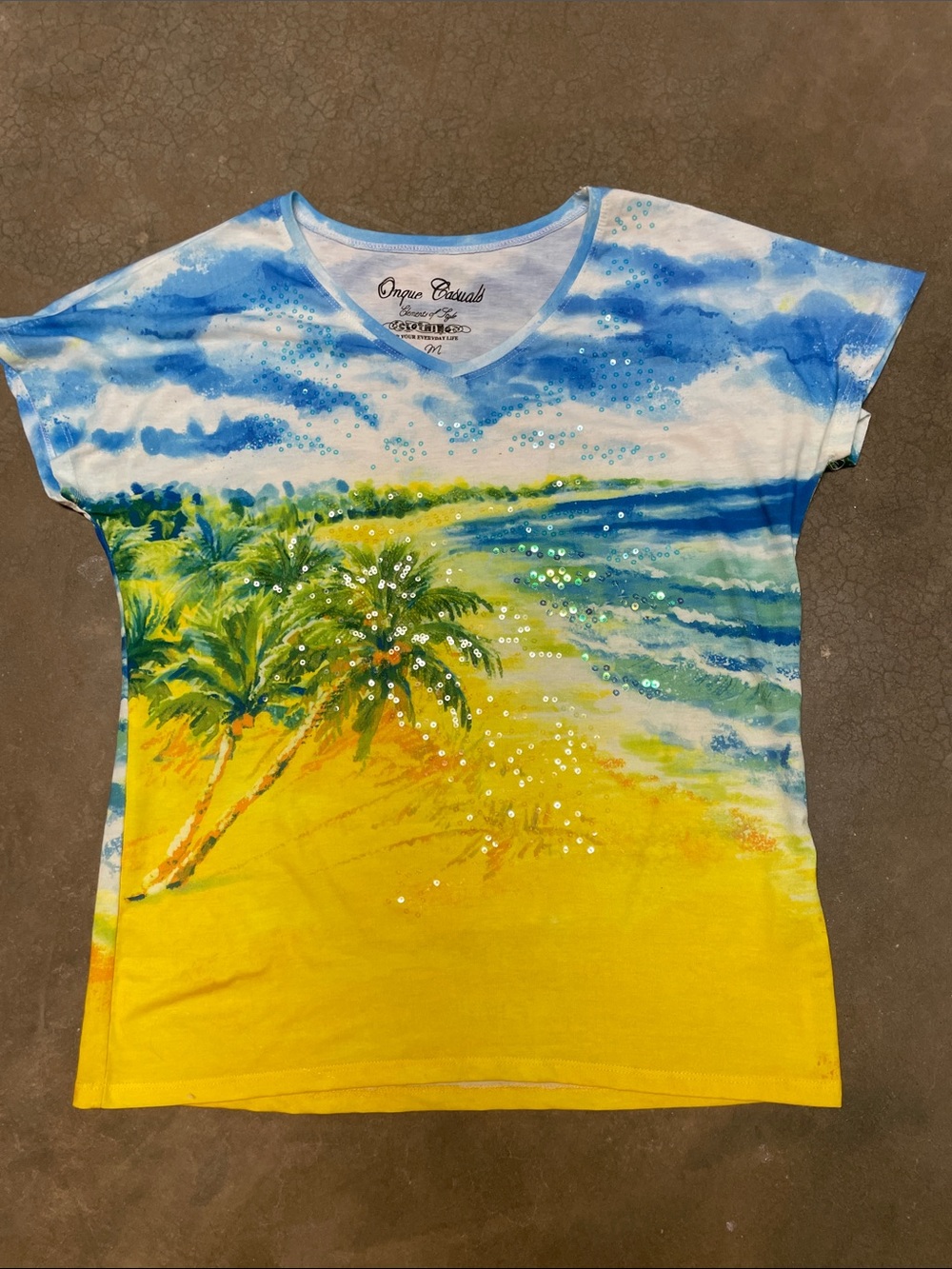 Oceans & Palms WoV-Neck Beach Print Tee in Blue and Yellow